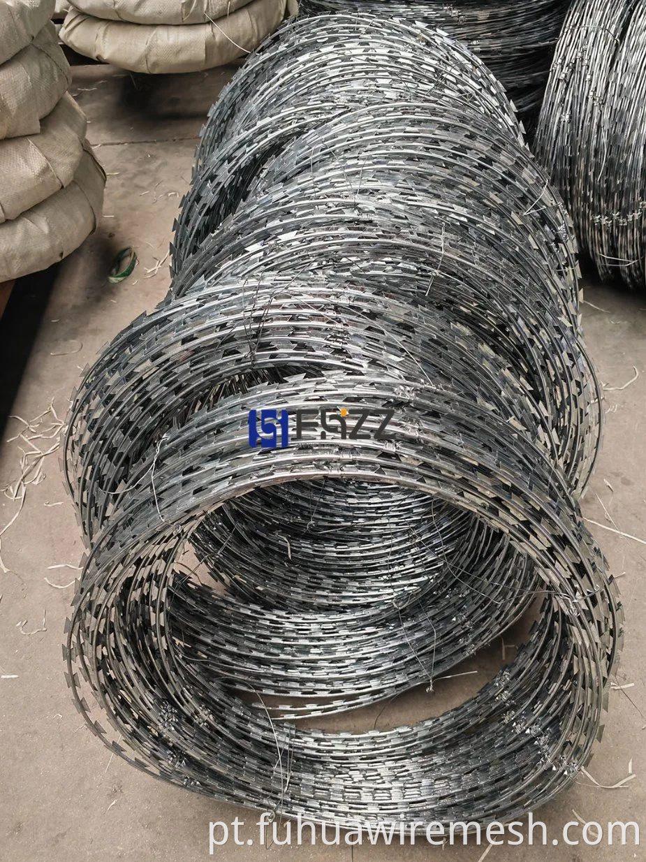 Hot Dipped Galvanized Steel Razor Wire Bto 22 Cross Type Razor Wire Diameter 35cm Concertina Razor Barbed Wire2